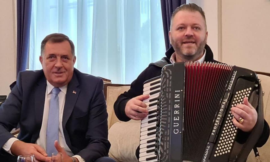 Milorad Dodik s harmonikašem u svom uredu u zgradi Predsjedništva BiH