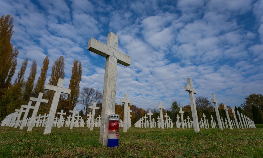 Mukla tutnjava ispod bijelih križeva probudila je parazite i crve što se jednom godišnje okupe u interesno raskoljenim kolonama