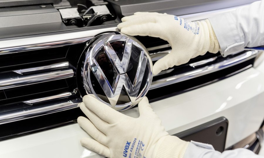 Stavljanje VW loga na gotovi automobil u tvornici u Wolfsburgu