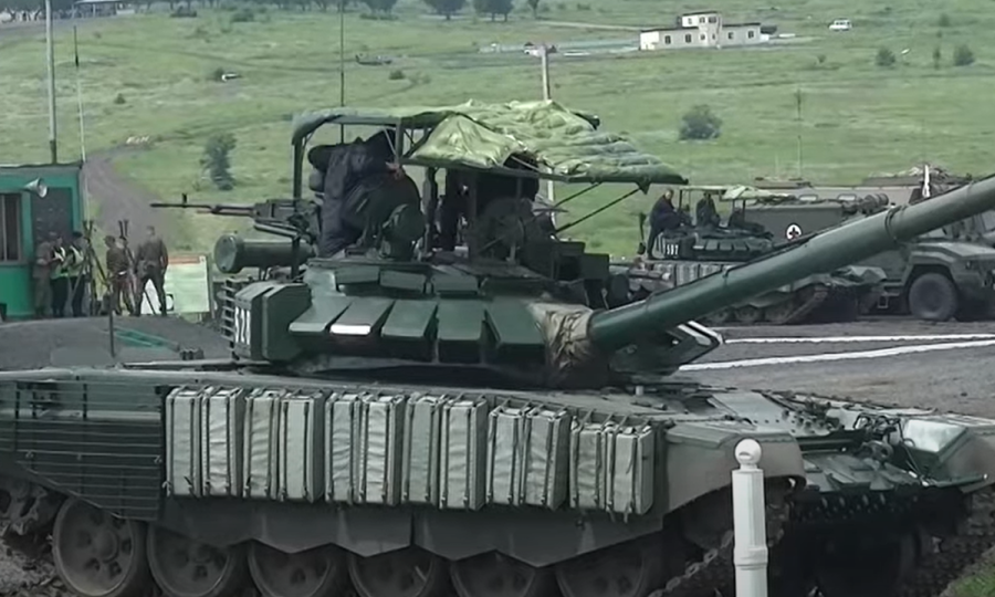 Ruski tenk T-80 s rešetkastom strukturom iznad kupole