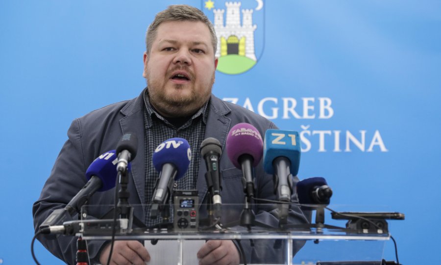 Ivan Račan, predsjednik SDP-ova kluba gradskih zastupnika na konferenciji za novinare