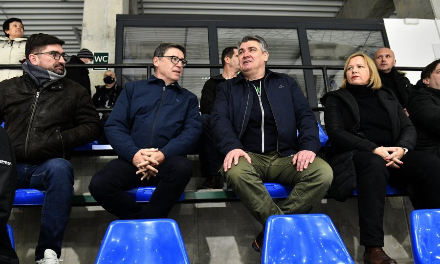 Predsjednik Zoran MIlanović u društvu sisačke gradonačelnice Kristine Ikić Baniček