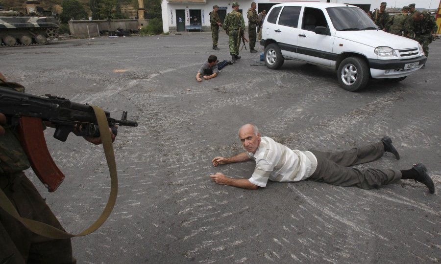 Gruzija je pokrenula vojnu ofenzivu u Južnoj Osetiji s ciljem vraćanja suvereniteta nad svojom odmetnutom regijom, a predsjednik Mihail Saakašvili proglasio je ratno stanje. Nakon ruske intervencije odmetnute pokrajine Južna Osetija i Abhazija proglasile