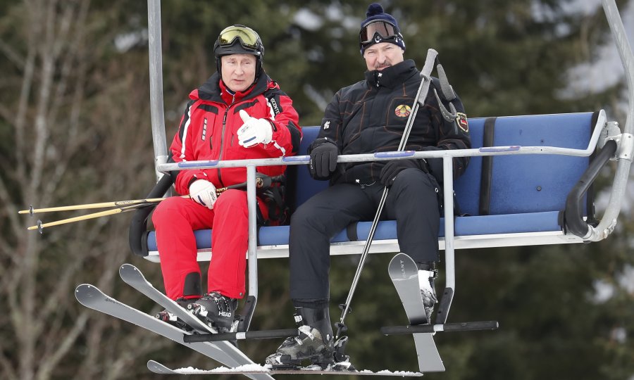 Vladimir Putin i Aleksandar Lukašenko na skijanju u Sočiju, desetak dana prije ruske invazije na Ukrajinu