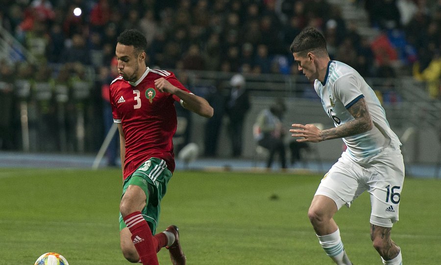 Noussair Mazraoui (lijevo) vs. Rodrigo De Paul