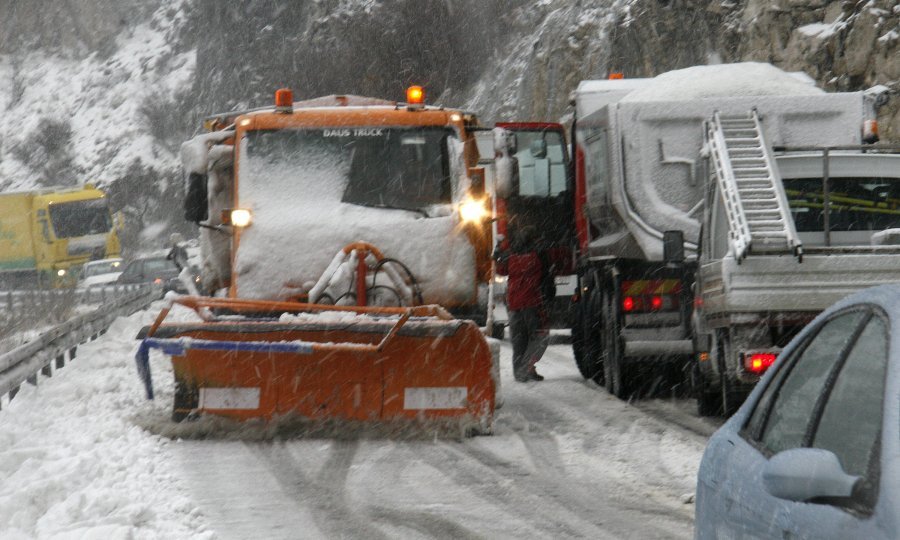Bura na riječkom primorju, snijeg na makarskom (2)