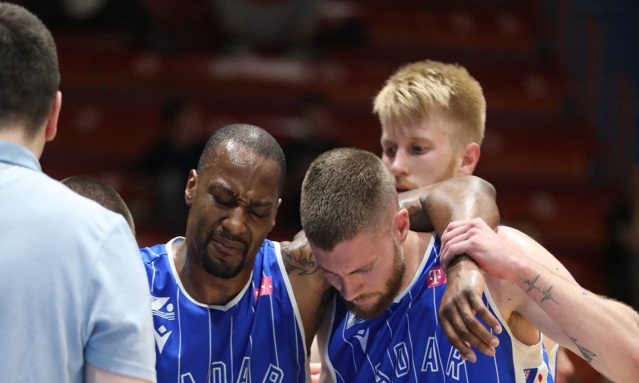 Justin Carter napušta parket u pratnji Dominika Mavre na utakmici Cedevita Junior - Zadar