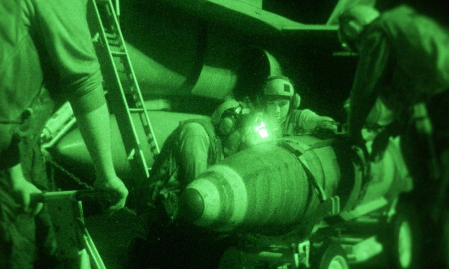 Postavljanje bombe GBU-31 na avion F/A-18