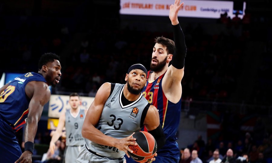 Adreian Payne (u sredini, s loptom)