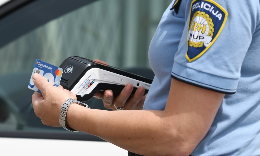 Plaćanje kazne na ruke policajcu odlazi u povijest, prelaze na POS uređaje
