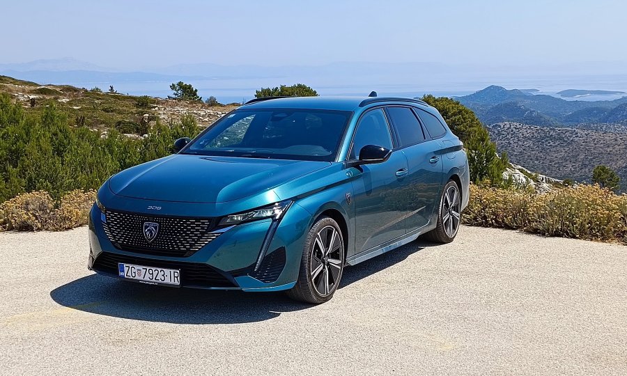 Peugeot 308 SW Hybrid 225 e-EAT8 GT smo dovezli na najvišu točku otoka Lastova, na heliodrom Hum