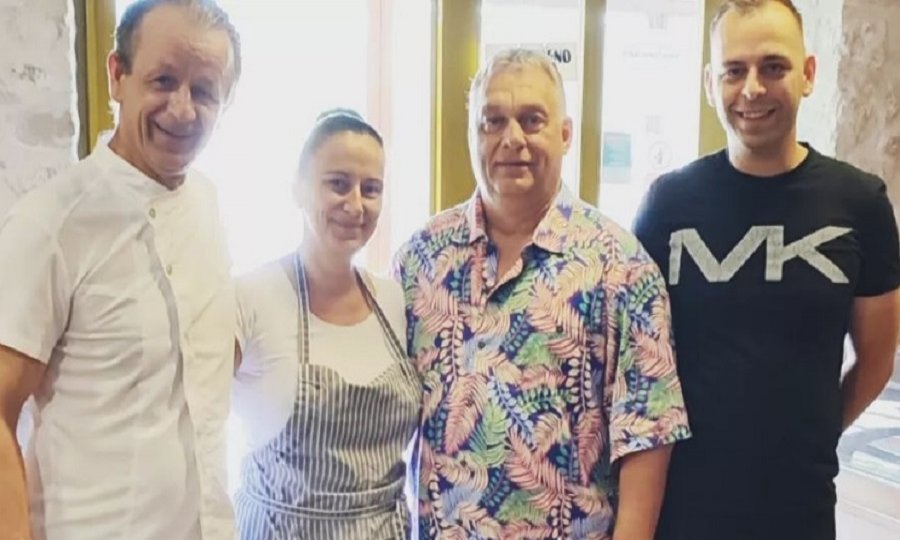 Orban s vlasnicima konobe Gajeta u Milni na Braču