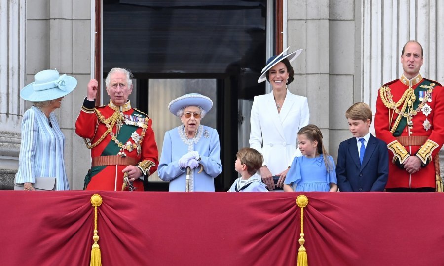 Preminula kraljica Elizabeta II, sadašnji kralj Charles III, supruga kraljica Camilla, princ Willam, Kate Middleton i njihova djeca George, Charlotte i Louis
