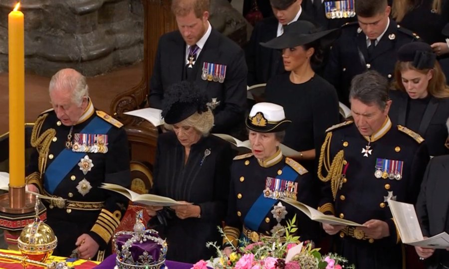 Kralj Charles III i kraljica Camilla; princ Harry i Meghan Markle