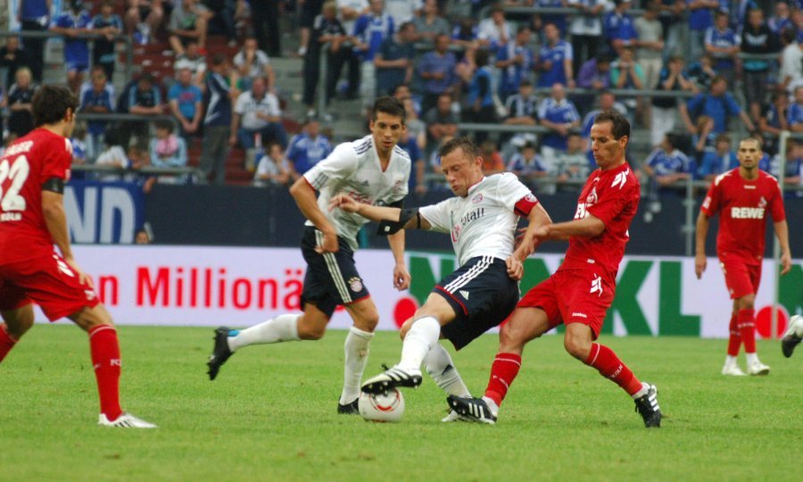 Ivica Olić u borbi s braničima Kölna