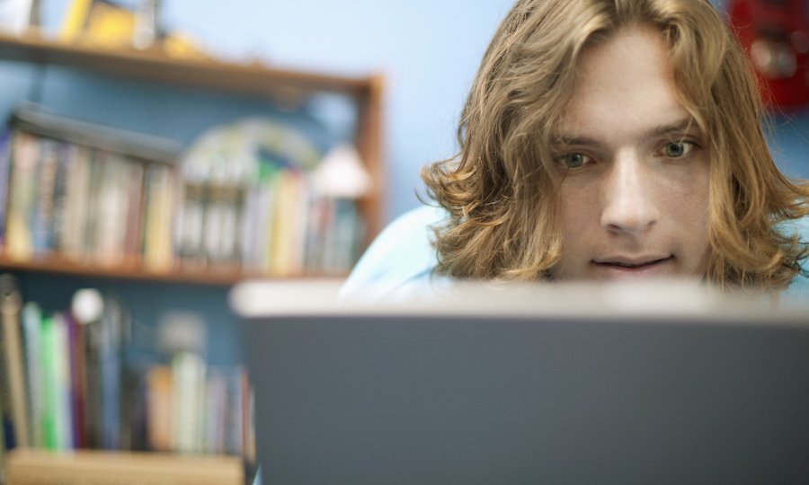 laptop tinejđer