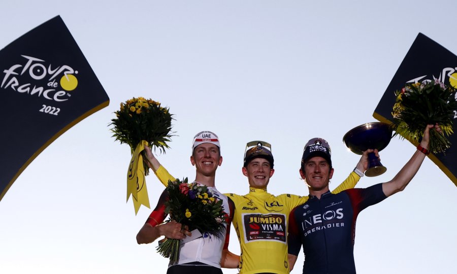 Slijeva Tadej Pogačar, pobjednik utrke 2022. godine Jonas Vingegaard i Geraint Thomas