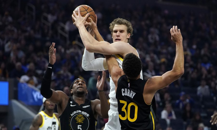 Lauri Markkanen (u bijelom dresu)