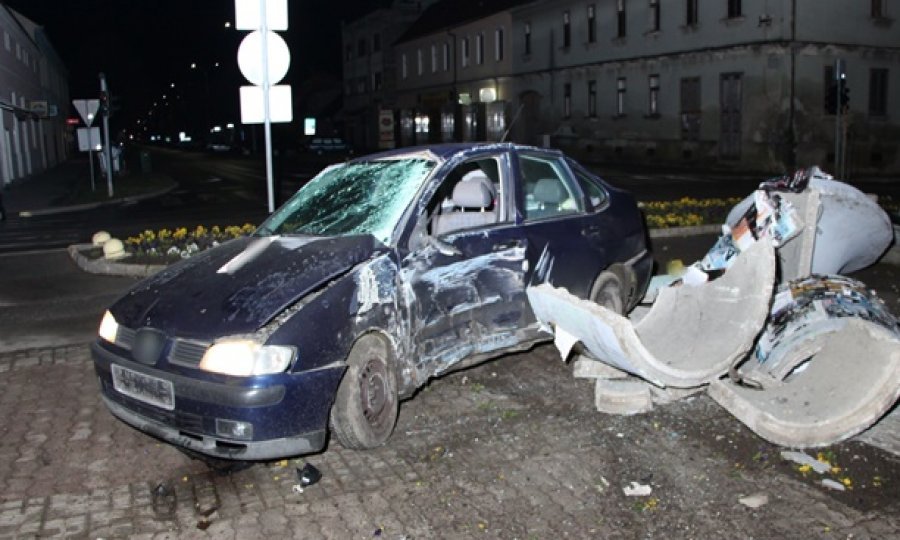 Uništeni automobil na mjestu nesreće