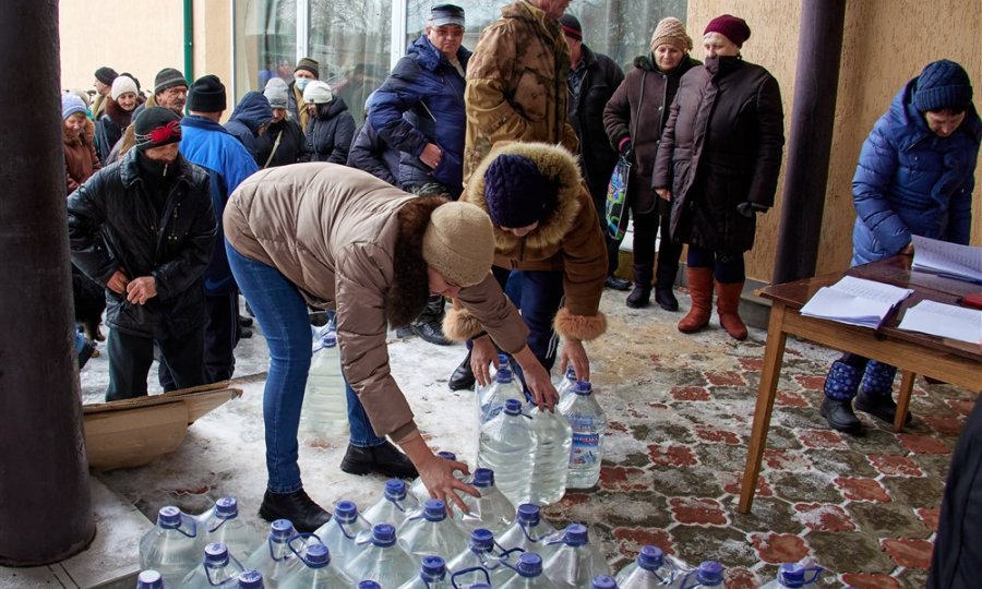Istočna Ukrajina, blizina Donecka, podjela vode iz humanitarne pomoći