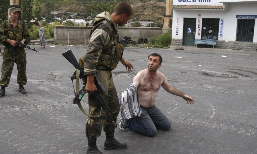 Ruski vojnici zastrašuju Gruzijca u čijem su autu našli oružje