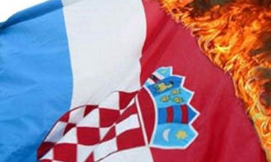 Zapaljena hrvatska zastava