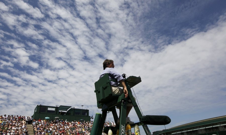Suđenje na meču između Britanke Laura Robson i Nizozemke Quirine Lemoine na teniskom turniru u Wimbledonu.