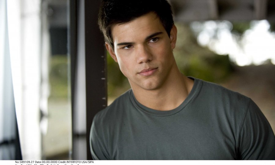 TAYLOR LAUTNER