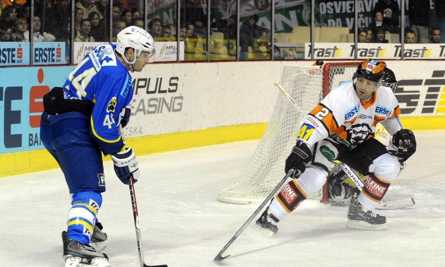 Hokej, Medveščak i Graz 99ers. Na slici Ouellette Mike 44, Jarrett Rodney 2.