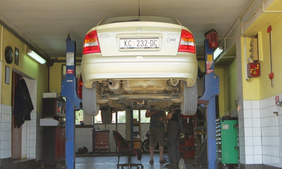 Opel Astra na servisu