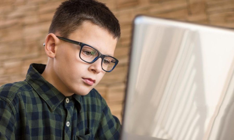 dječak naočale računalo laptop