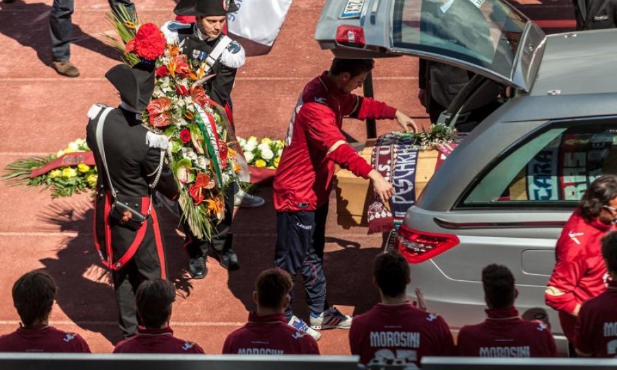 Posljednji pozdrav navijača Piermariju Morosiniju na stadionu Armando Picchi u Livornu