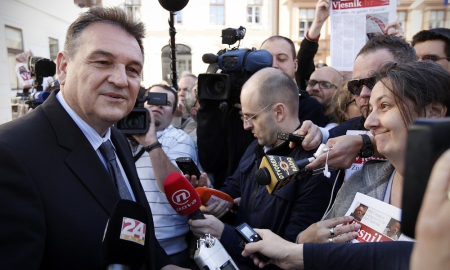 Prosvjed zaposlenika Vjesnika ispred zgrade Vlade - Radimir Čačić (1)