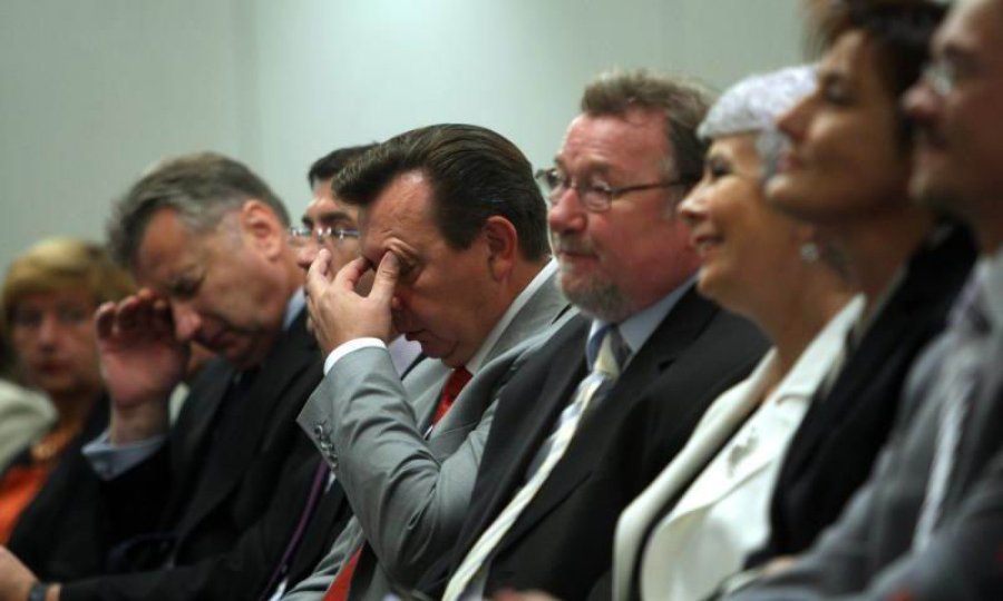 popijač i pankretić se drže za glavu kosor nasmijana