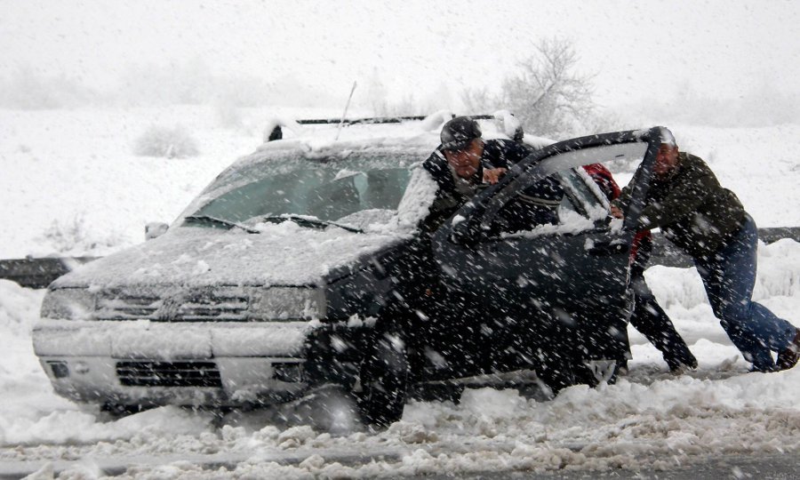 Detalj sa naplatnih kućica Gornja Ploča: gust snijeg koji od ranog jutra pada u Lici prouzročio je velike poteškoće u prometu. Posebno je otežana situacija na autocesti A1 Zagreb - Split, gdje je obvezna zimska oprema i vozi se usporeno.