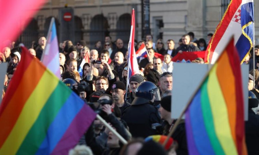 Prizor s dva svjetonazorski različita okupljanja pred zagrebačkom katedralom