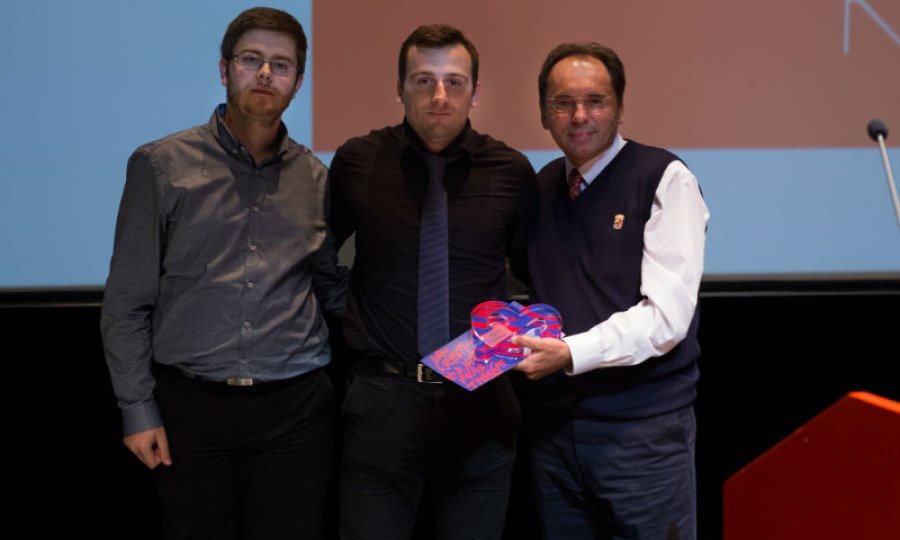 Studenti Tomislav Jelčić i Armin Vrević primaju nagradu
