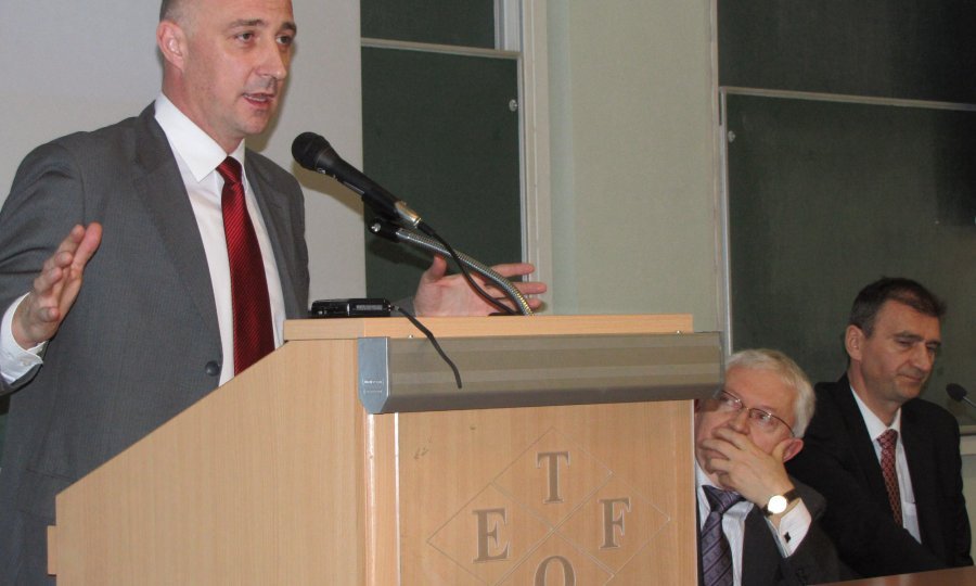 Vrdoljak za govornicom