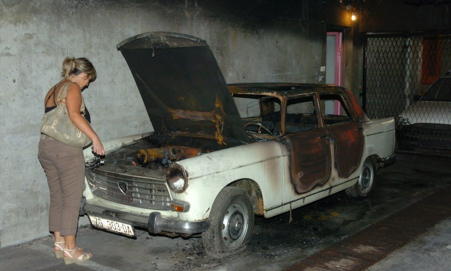 Zapaljeni auto