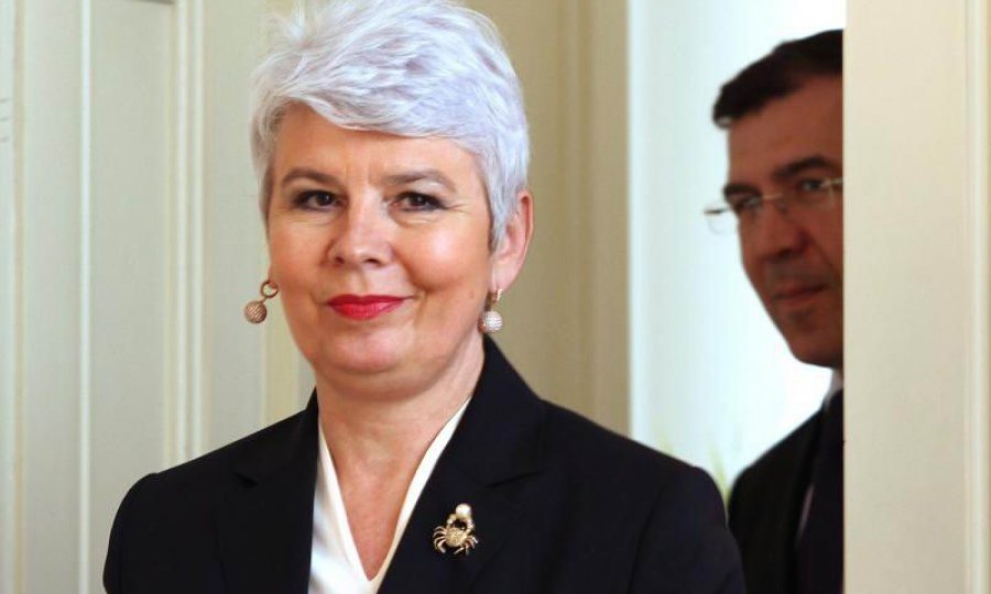 Kosor Milošević viri iza vrata