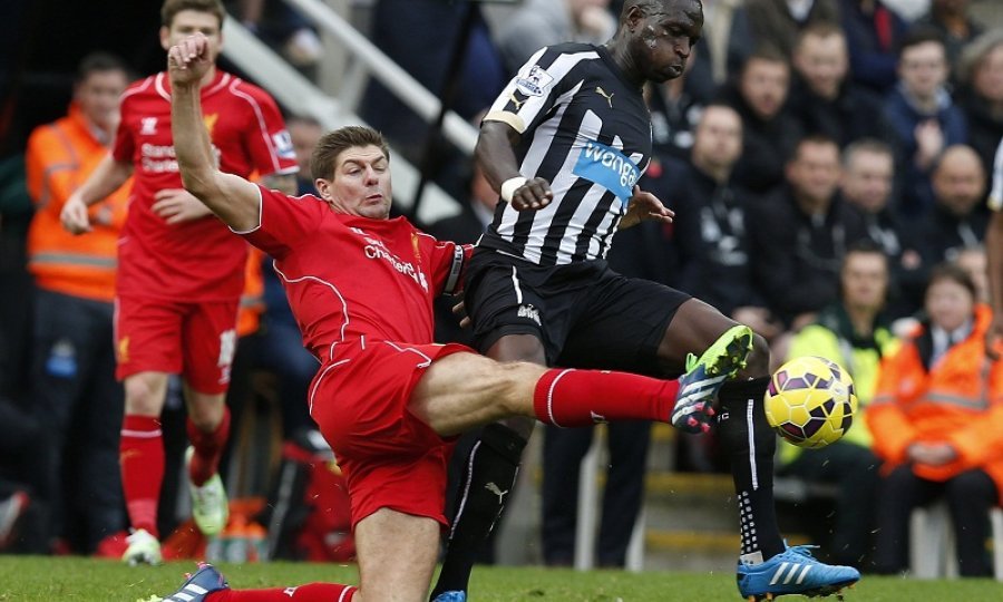 Moussa Sissoko (D) i Steven Gerrard