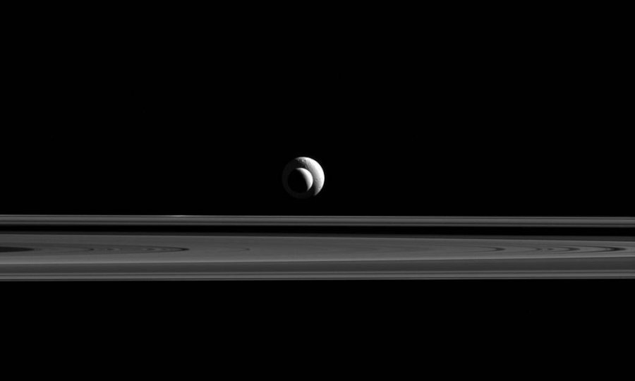 Mjeseci Enkelad i Tetis gotovo savršeno 'poziraju' za Cassini