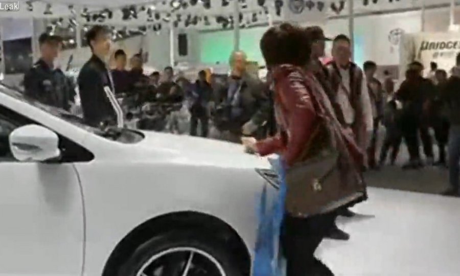 kineskinja automobil funvideo