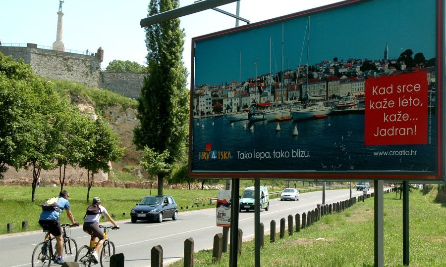 Jumbo plakati Hrvatske turističke zajednice podno beogradskog Kalemegdana
