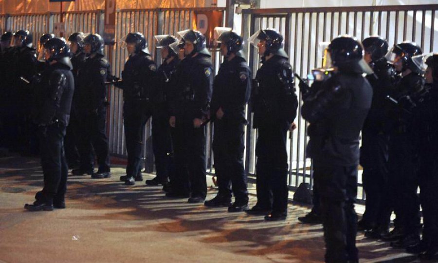 Zapadna tribina Dinamovog stadiona u okruženju specijalne policije