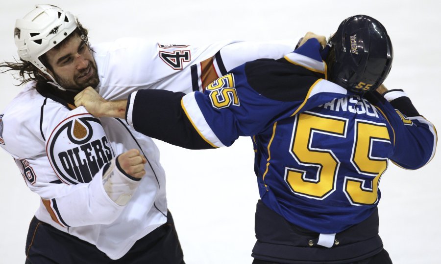 Zack Stortini iz Edmonton Oilersa te Cam Janssen iz St. Louis Bluesa (55)