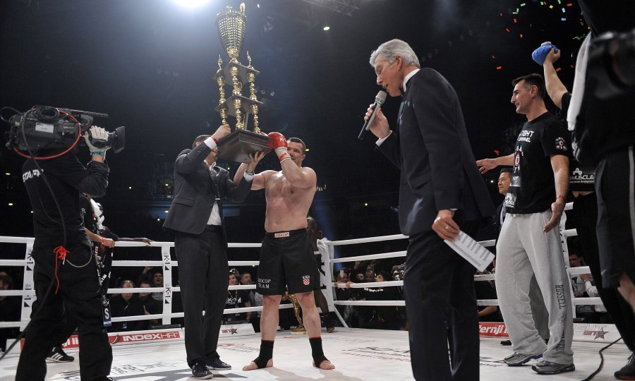 Mirko Filipović s K-1 pobjedničkim peharom u Zagrebu