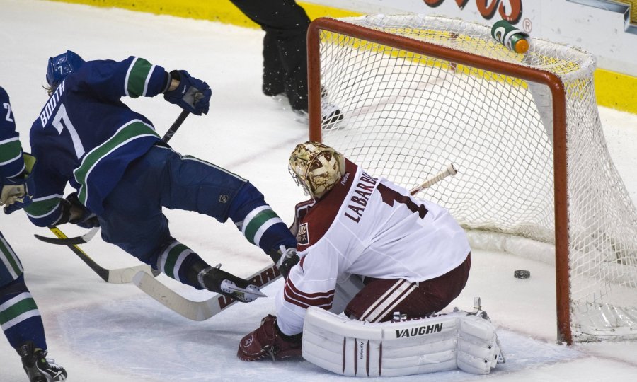 Vancouver Canucks David Booth - Phoenix Coyotes - Jason LaBarbera