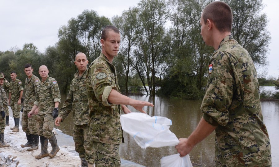Ilustrativna fotografija/Hrvatski vojnici rade zečji nasip