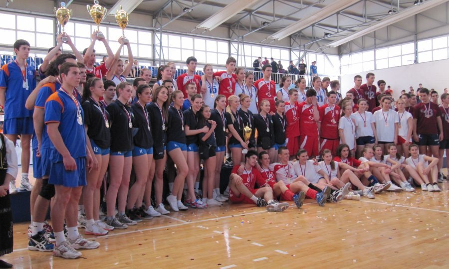 Nagrade najuspješnijima - Zagrepčanke u tamnoplavim, a Osječanke u bijelim majicama
